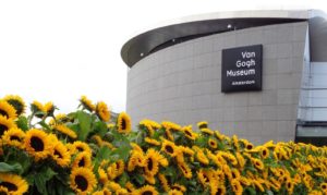 Фото музея Ван Гога с подсолнухами